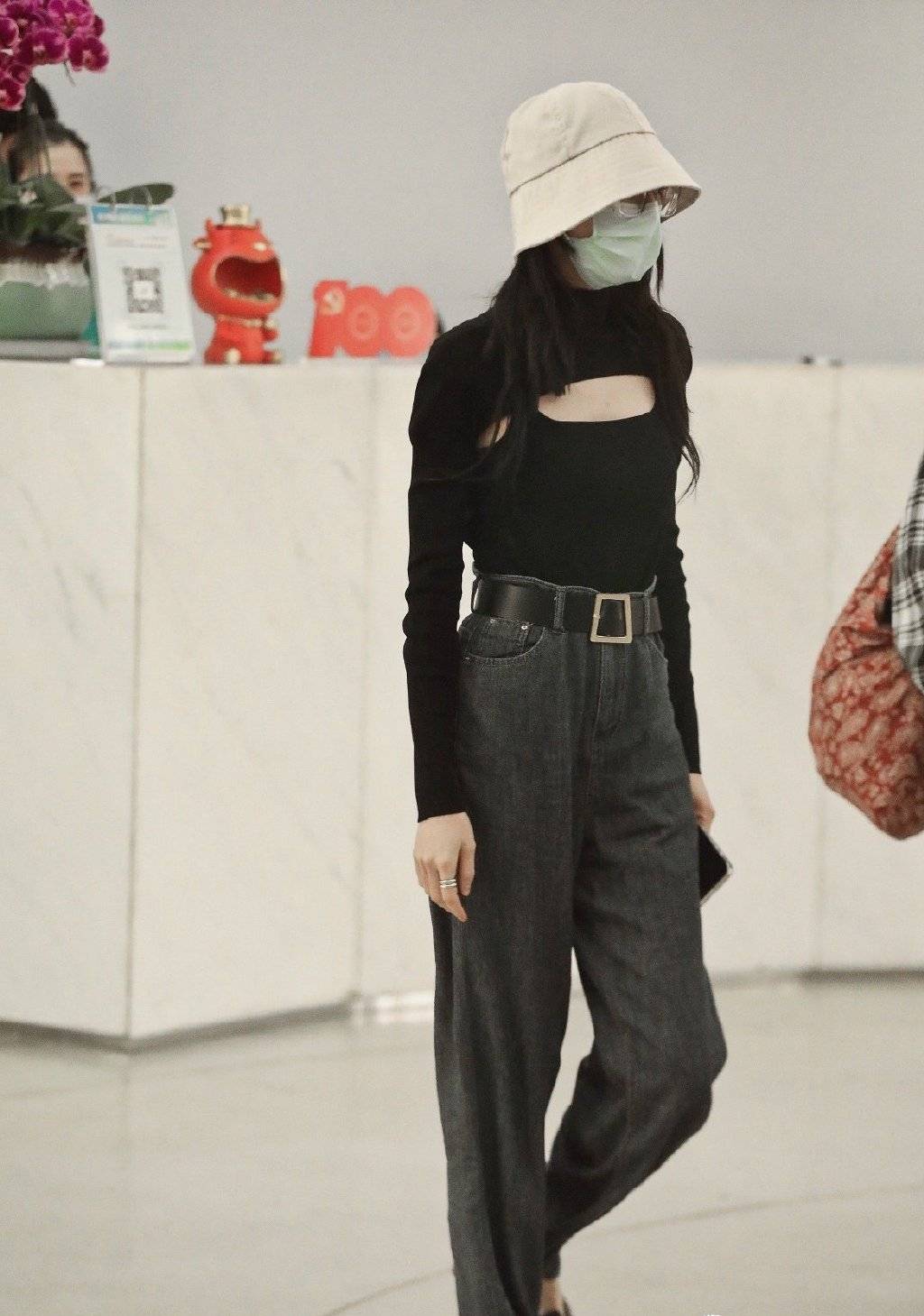 娜比|清纯甜姐蒋梦婕穿紧身透视裙撞衫Jennie，这样的她更有韵味了!