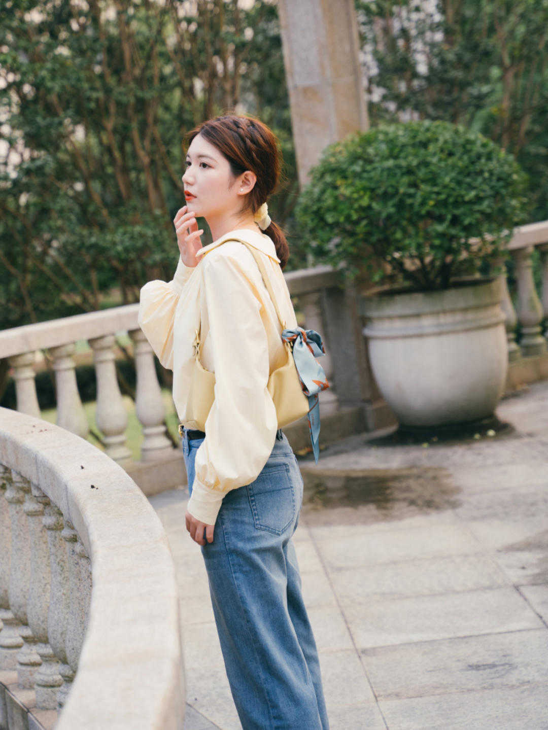 大气|经典大气的初秋穿搭示范，衬衫搭配牛仔裤干练简约，洒脱时髦