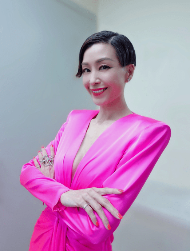 什么|伍咏薇美得太高调，玫红色连衣裙大秀曼妙身材，高挑时髦又有气场