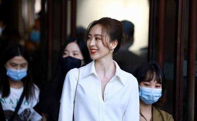 童瑶真|童瑶真有成功女人范儿，衬衫配黑裤干练大方，裤腰下沉也不减分