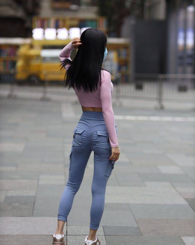 设计|街头美女瑜伽裤搭配粉色针织衫，既时尚又有活力！