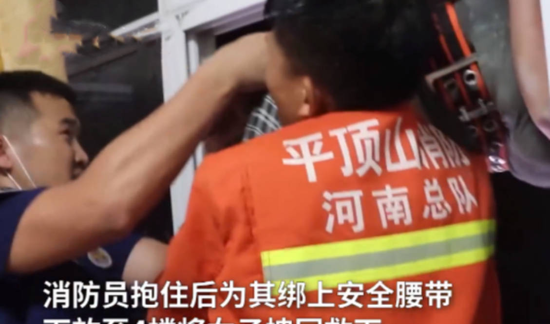 轻生|女子被劝生二胎后没人管，跳楼轻生丈夫跪求原谅，女子：我要离婚