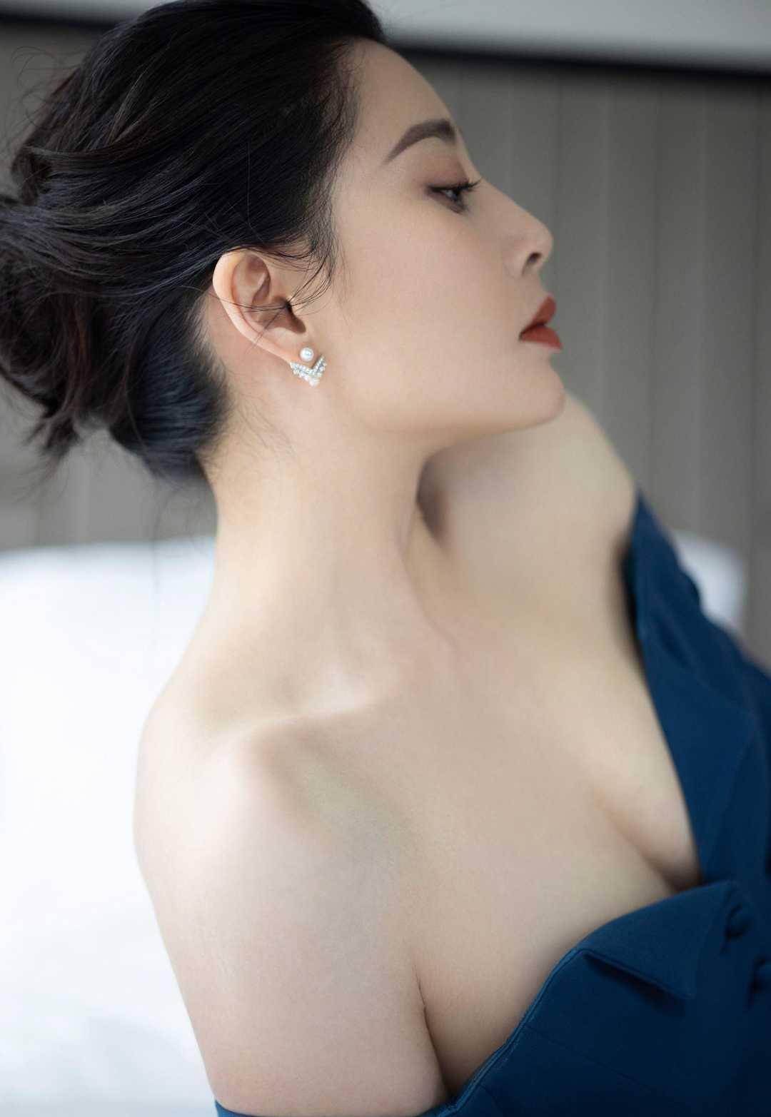 殷桃|被殷桃的身材酸到,穿露肩西装勒出小腰身,人到中年太养眼