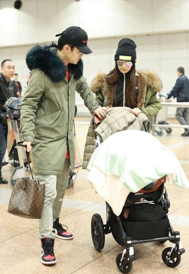 爱美|颖儿付辛博带娃现身，平时爱美的颖儿却穿大棉袄，只为配合老公