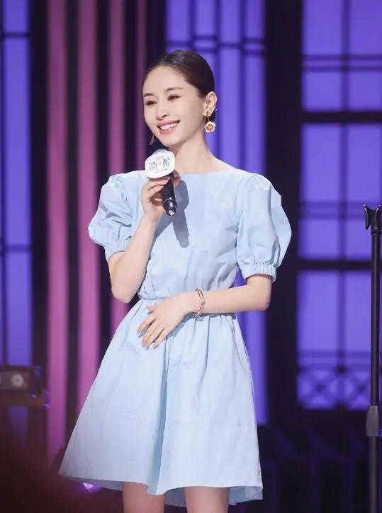 出圈|王子文恋爱又美出圈,穿泡泡袖连衣裙甜美俏皮,温柔减龄让人着迷