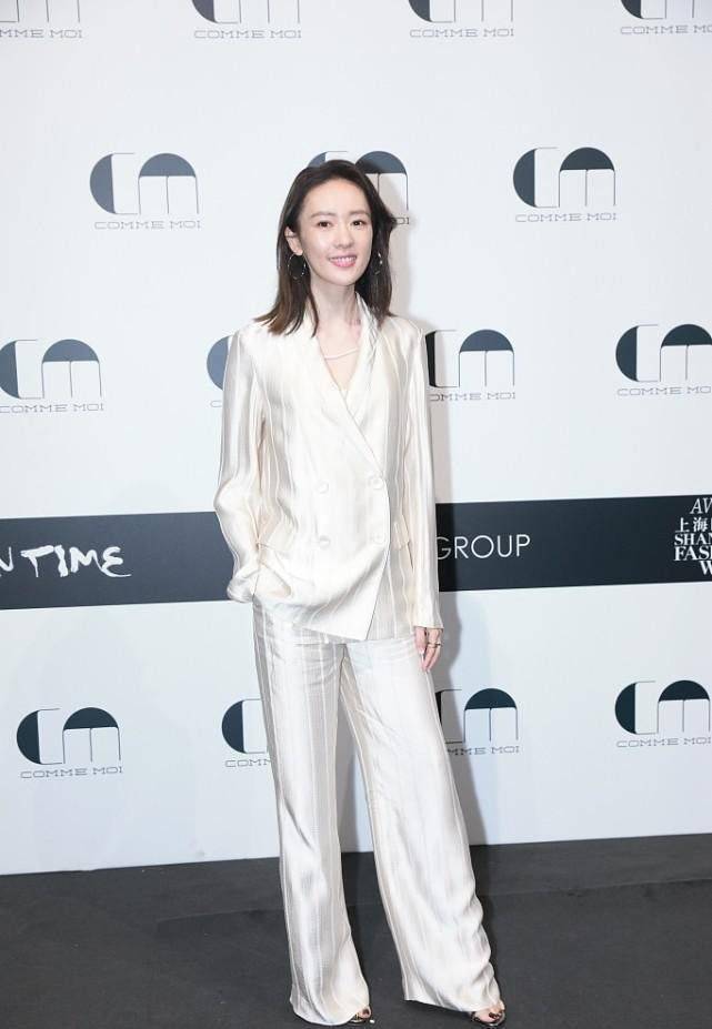 童瑶真|童瑶真有成功女人范儿，衬衫配黑裤干练大方，裤腰下沉也不减分