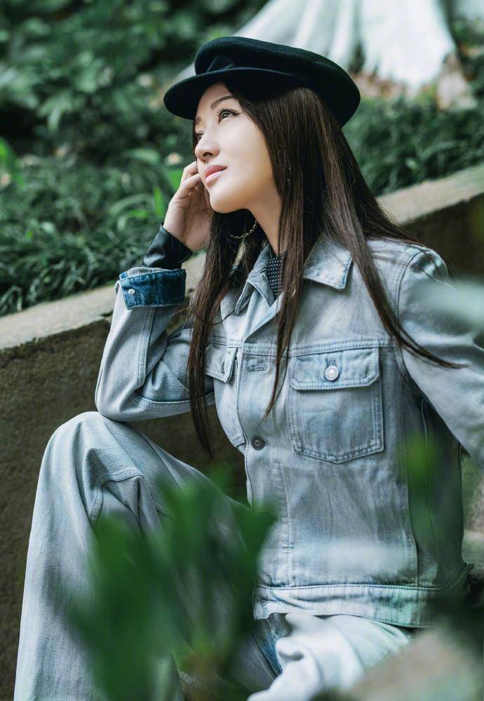 身材|杨钰莹“浪姐宿舍”外街拍,穿一身牛仔时髦养眼,不像49岁的样子
