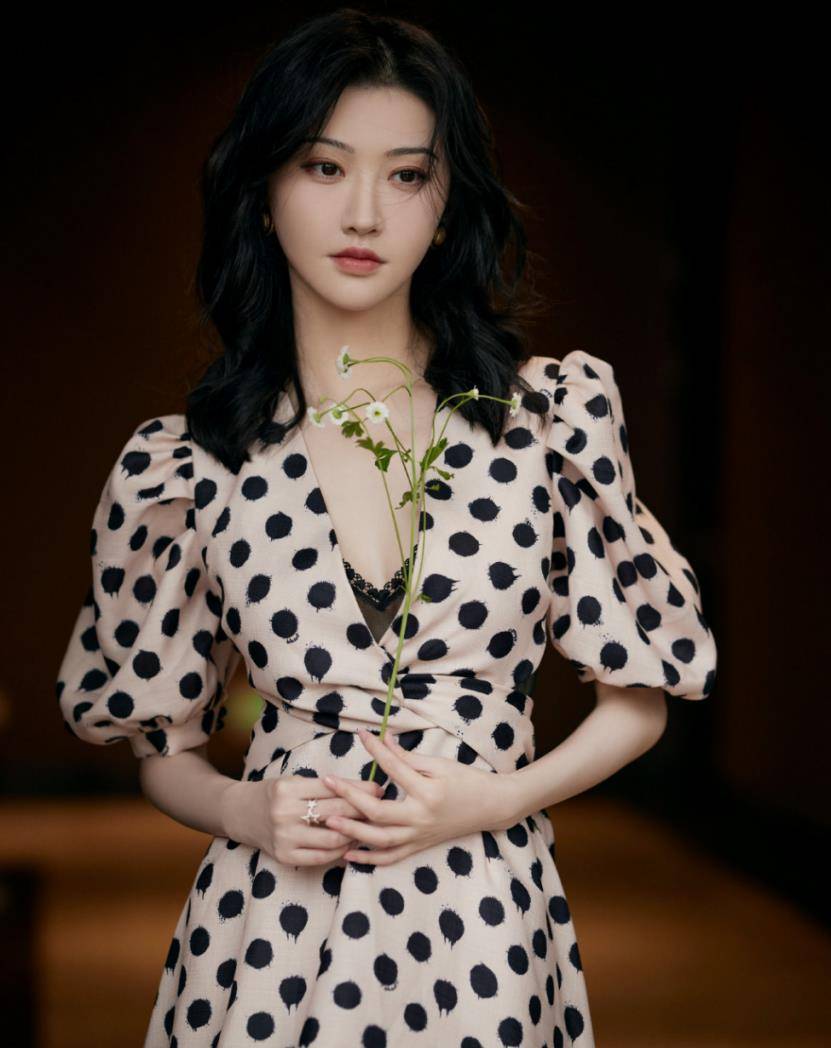 设计|难怪都说有气质的女人衣品不会太差!景甜这样穿搭,想难看都难