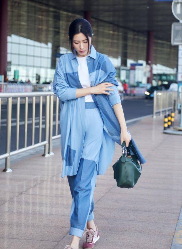 身材|被45岁曾黎惊艳到了！一袭金色束腰裙优雅知性，肤白腿长甜美了