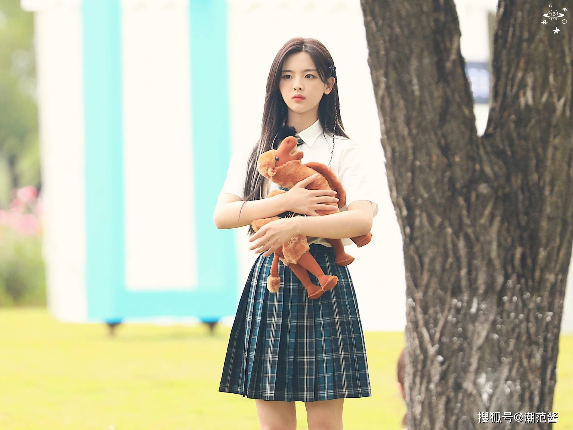 短裙|泡泡袖、小碎花烂大街？跟欧阳娜娜学不会撞衫款裙装穿搭术