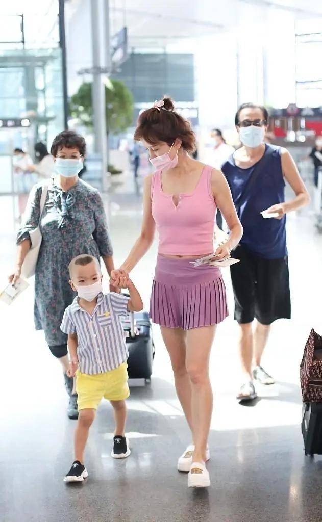 修而|金巧巧明明是阿姨年纪，却穿背心配超短裙走少女风，身材还真不错