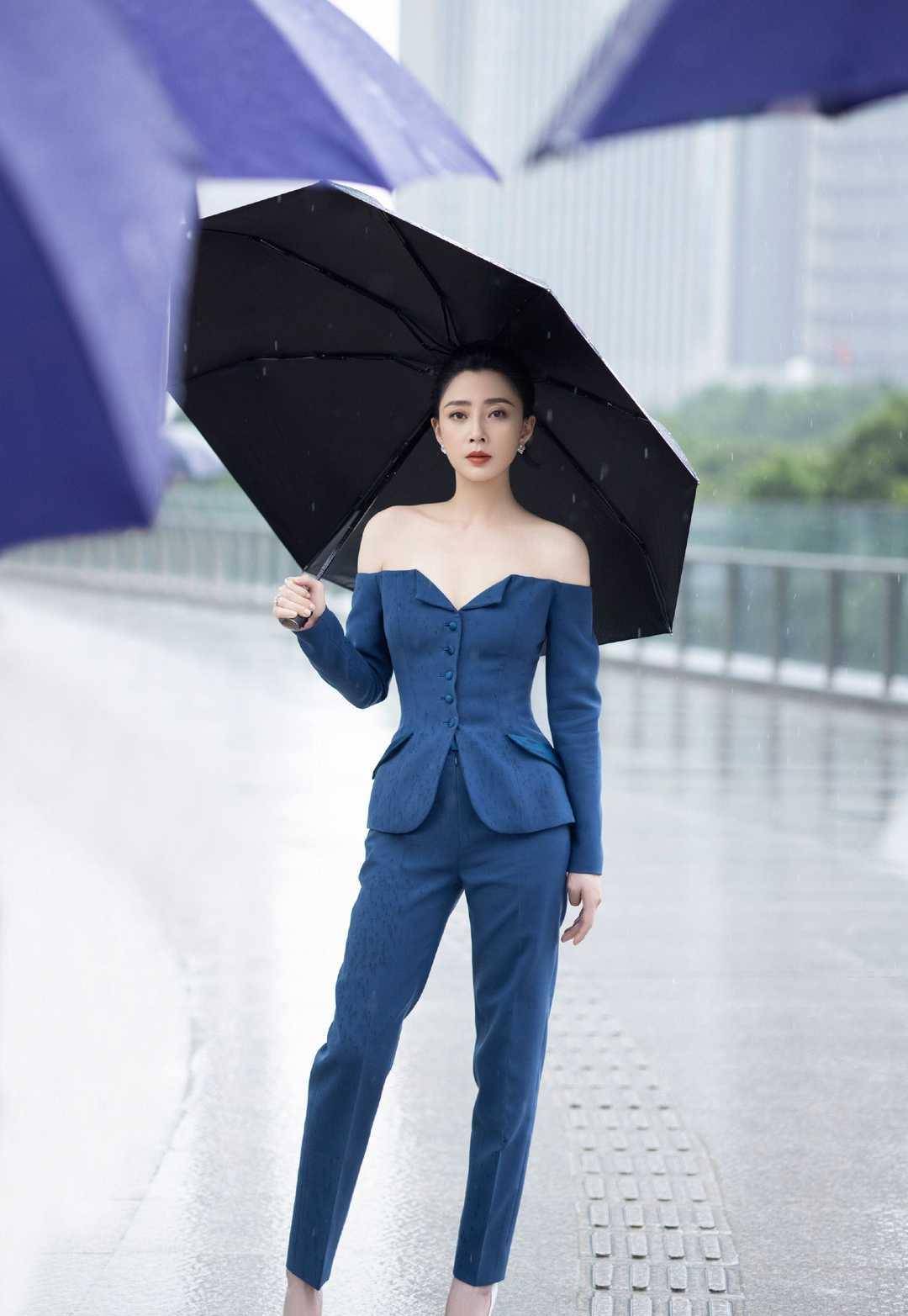 殷桃|被殷桃的身材酸到,穿露肩西装勒出小腰身,人到中年太养眼