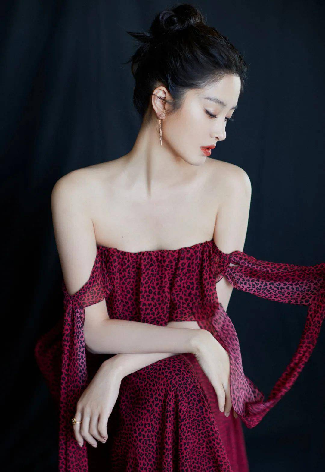 景甜|陶虹景甜的深V造型,真的又美又大胆