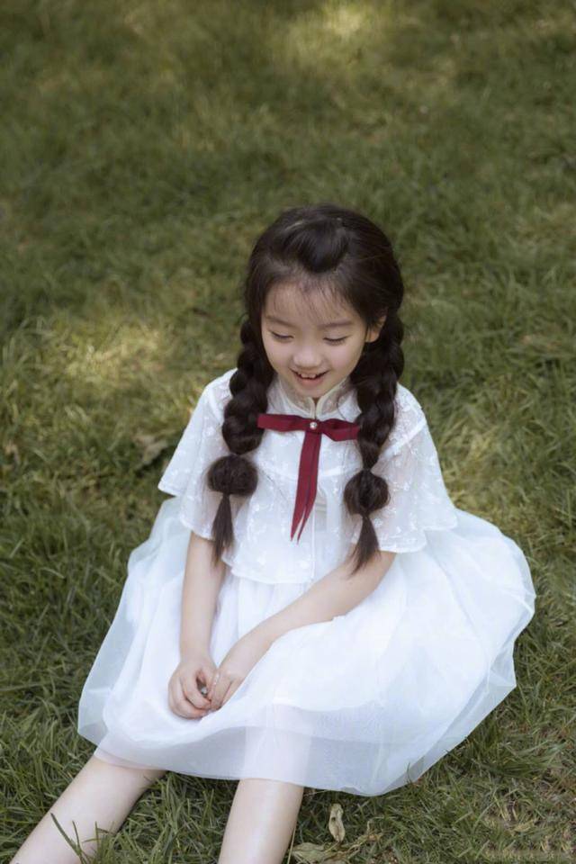 气息|阿拉蕾长成大姑娘!穿泳装在海边“淑女跑”,合影3岁妹妹像套娃