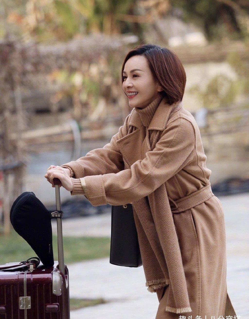 身材|王琳真会“扮嫩”,穿粉色收腰吊带裙甜美俏皮,少女感不输年轻人