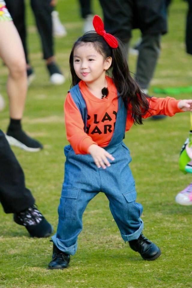 气息|阿拉蕾长成大姑娘！穿泳装在海边“淑女跑”，合影3岁妹妹像套娃