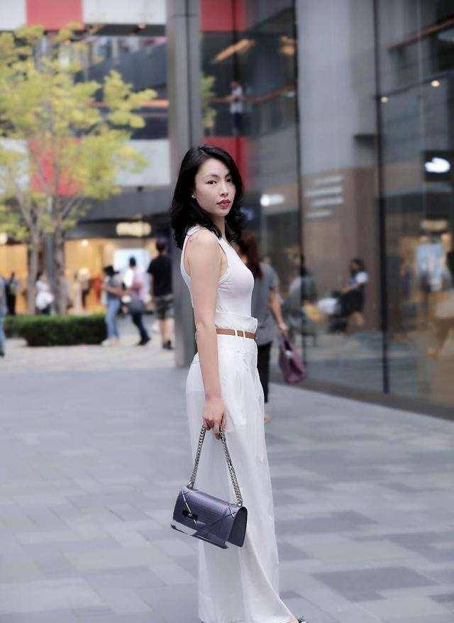 黑色|黑色V领上衣搭配牛仔短裤，养眼好看，适合黄皮肤的女生