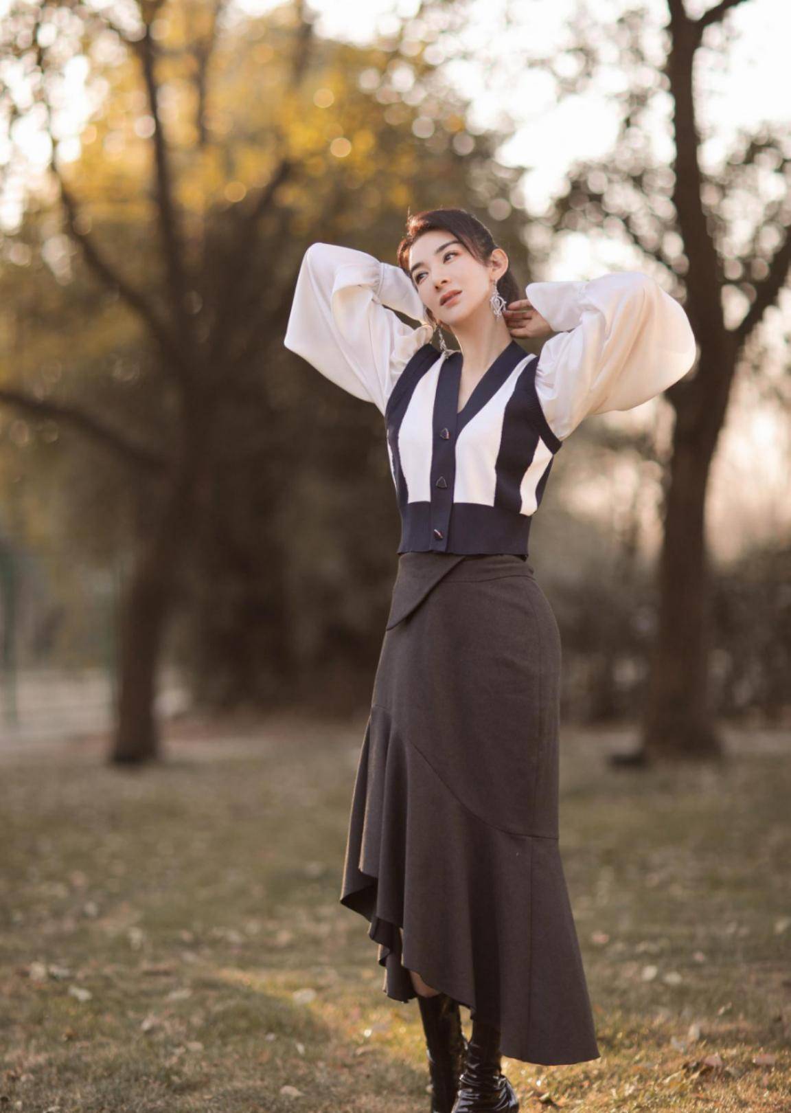 马尾|黄奕还挺会搭配的，穿的裙子甜美像少女，配高马尾好显嫩