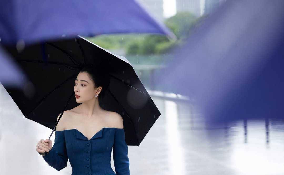 殷桃|被殷桃的身材酸到,穿露肩西装勒出小腰身,人到中年太养眼