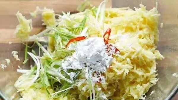 因为|别只会用土豆炒菜啦，简单一拌做成早餐饼，焦香酥脆，孩子吃不够