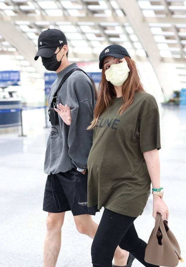 感觉|孕期的麦迪娜美得挺自然，宽松T恤配瑜伽裤，穿出轻松舒适感