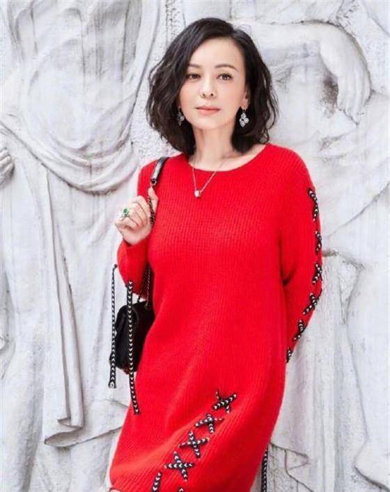 身材|王琳真会“扮嫩”,穿粉色收腰吊带裙甜美俏皮,少女感不输年轻人