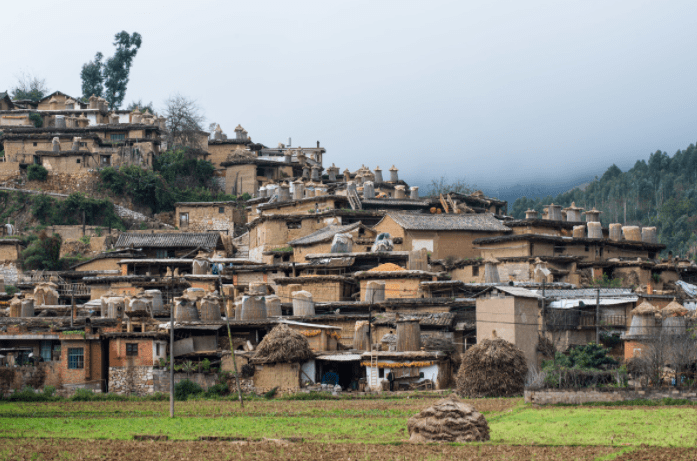 原创中国最有趣的村庄,村民之间串门非常独特,邻里之间串门都是走房顶