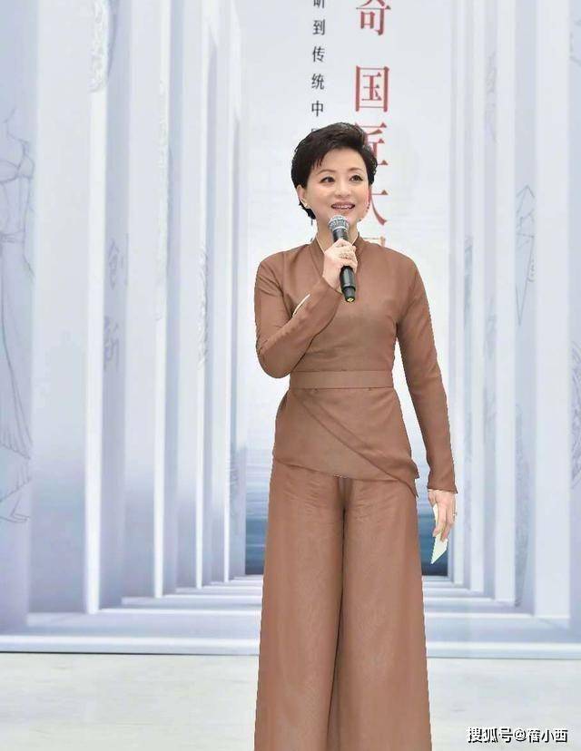 职场|杨澜穿衣从不“装嫩”，穿黑西装内搭白衬衫，骨子里透着高级感