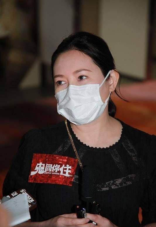 李丽珍|李丽珍奔六年纪风韵犹存，穿黑色皱褶裙甜美动人，哪像55岁的人？