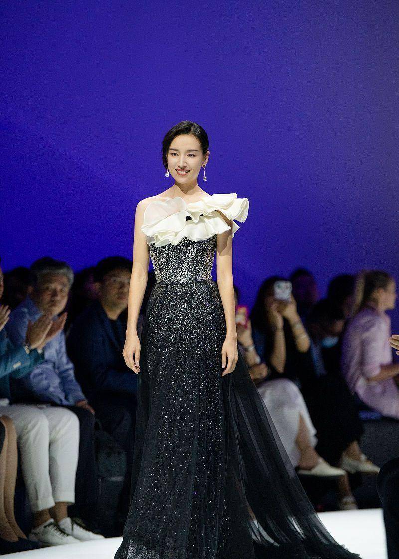 裙子|董洁太会装嫩了，就算穿黑白色的裙子，也能搭配出甜美的少女感