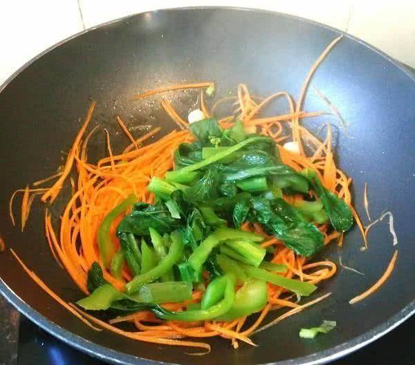 蔬菜|做炒面时，面条千万不能直接炒，一定要做这一步，否则面条会粘锅