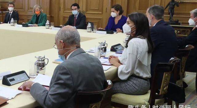 初恋|西班牙王后盯国王入迷好甜！荷叶边衬衫凹初恋感，裹红裙气场贼强