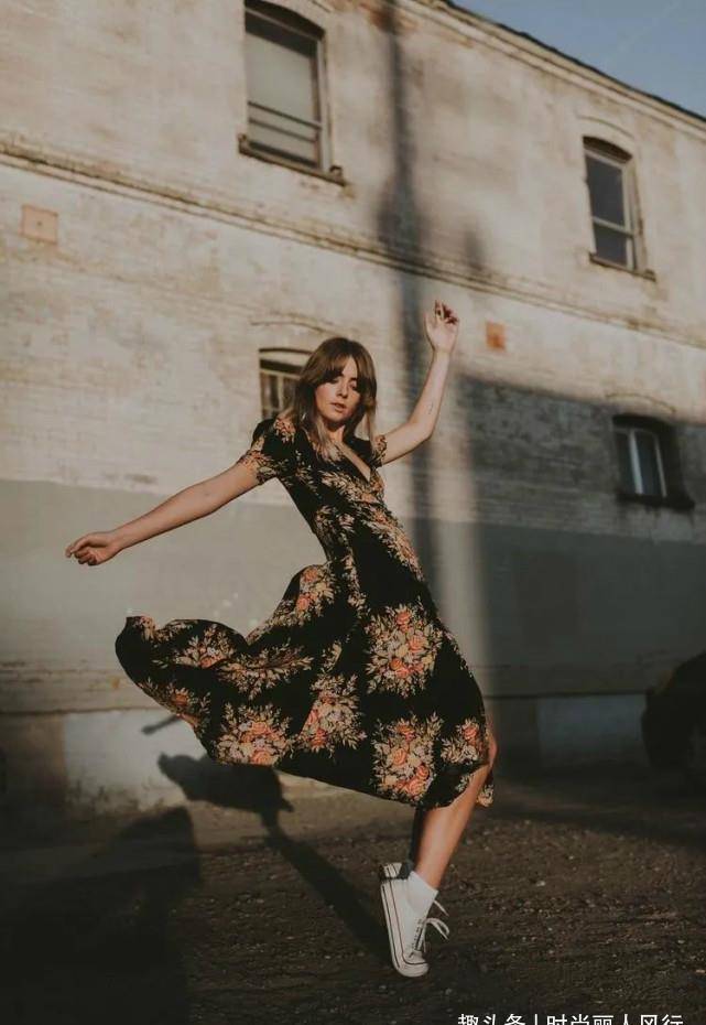 初恋|西班牙王后盯国王入迷好甜！荷叶边衬衫凹初恋感，裹红裙气场贼强