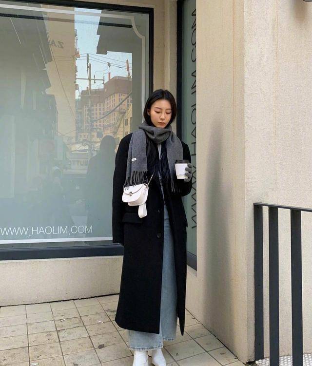 下半身|被这位南韩博主圈粉，“黑白灰”搭配游刃有余，每套都很值得学习