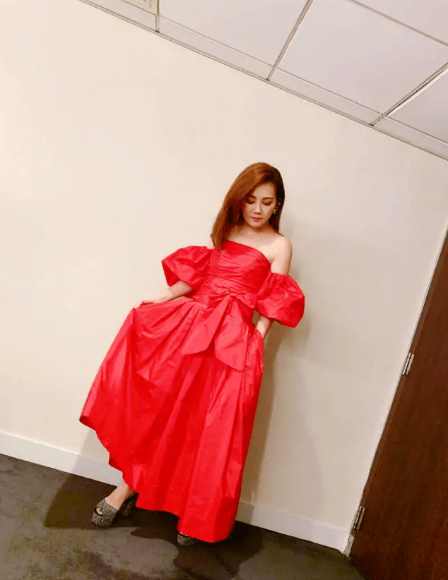 气息|梁静茹离婚后终于开挂,穿印花深V裙秀身材,气质绝佳不服老