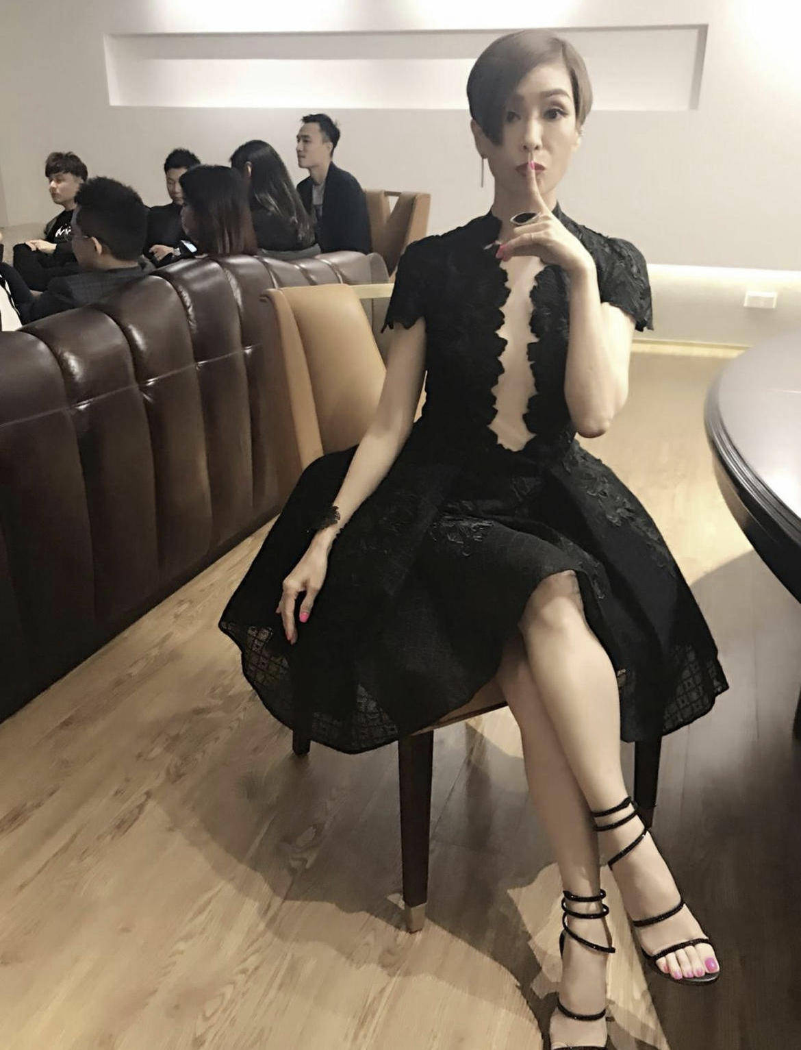 什么|伍咏薇美得太高调，玫红色连衣裙大秀曼妙身材，高挑时髦又有气场