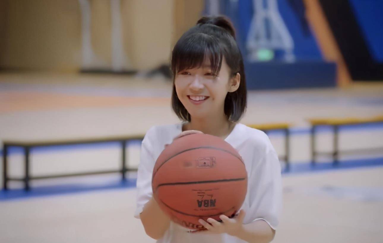 因为|这个没滤镜就很路人的小花到底啥来头？演了近十个女主还没水花