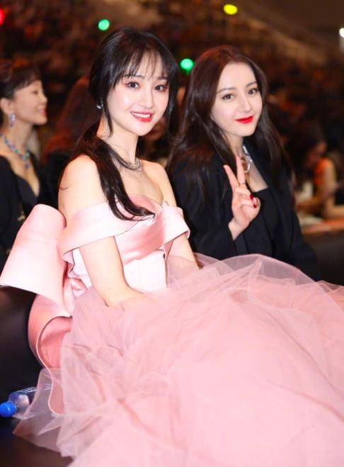 娃娃脸|微博之夜郑爽迪丽热巴同框比美,刘亦菲显脸大输给赵丽颖娃娃脸?