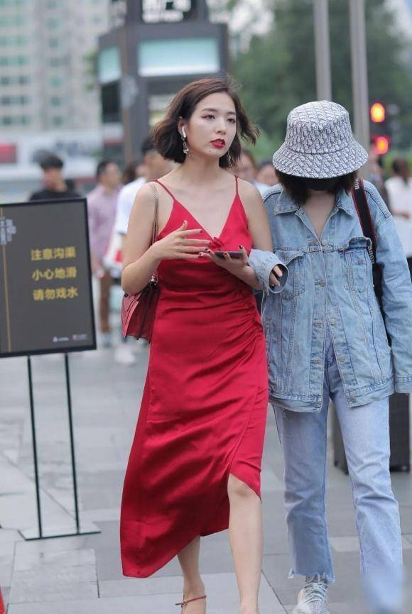 身材|美女穿可甜可酷的淡蓝色百褶连衣裙，更显韵味，简约休闲