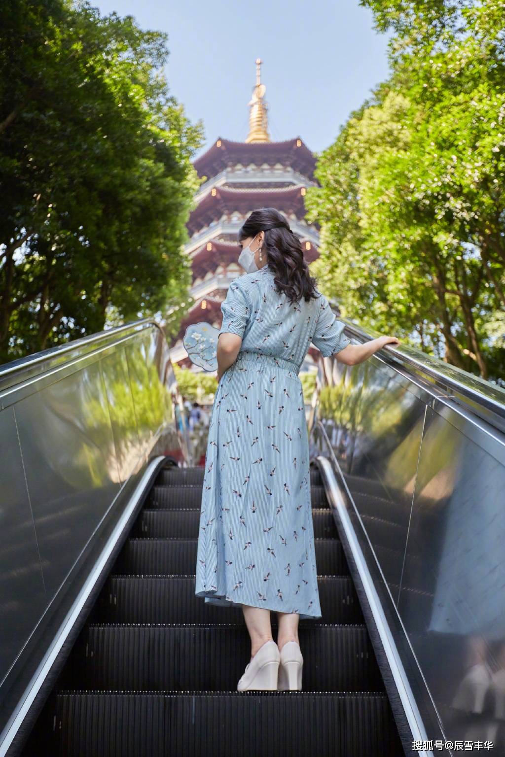 服装|赵雅芝就算老了也好时髦,一袭蓝色条纹印花裙配复古扇子,太美了