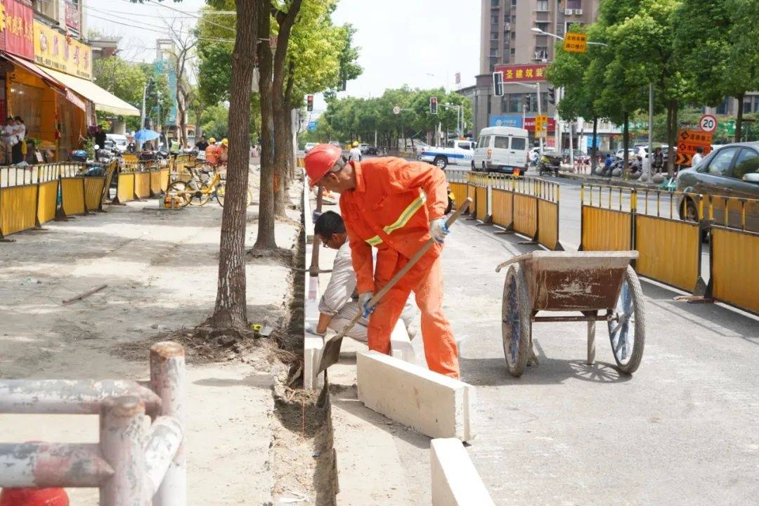 这条道路正在维修养护,请注意绕行