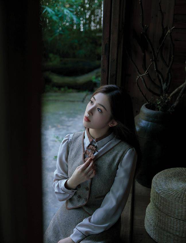 田园|张含韵气质开了挂，穿印花连衣裙配白色蕾丝袜，甜美得像小公主