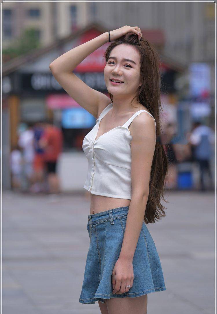 显得|时尚街拍：美女把基础款T恤牛仔，穿出新花样，甜美笑容更亮眼