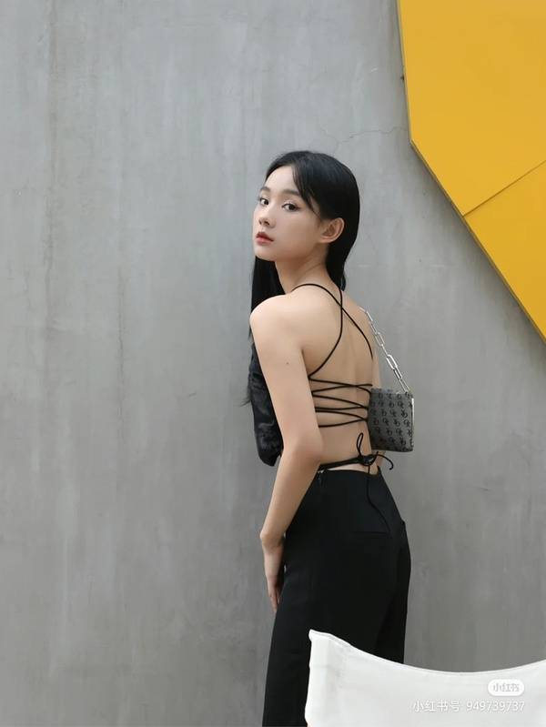 黑色|鲁照华清新活力写真，绑带背心加低腰长裤，时尚潮流美丽动人