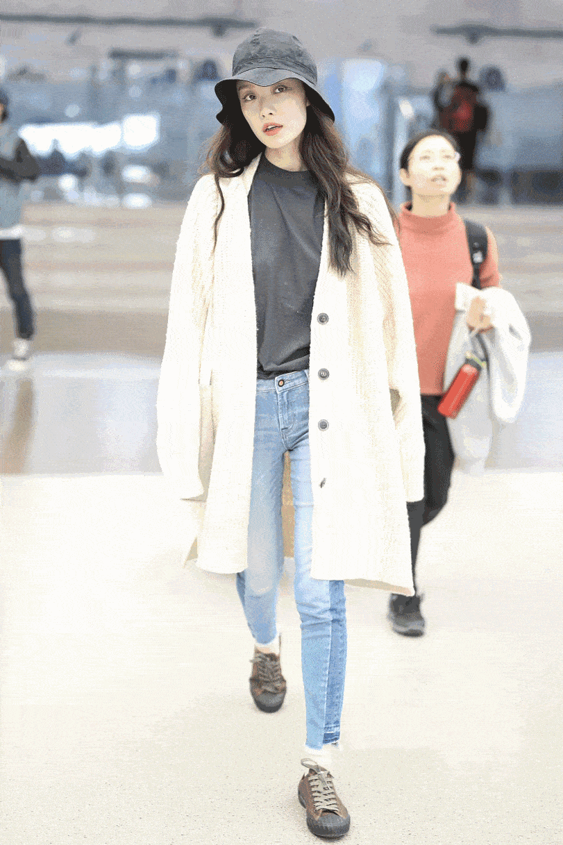 look#|倪妮的骨感身材85花里少有，机场穿牛仔裤配帆布鞋，看着好清纯