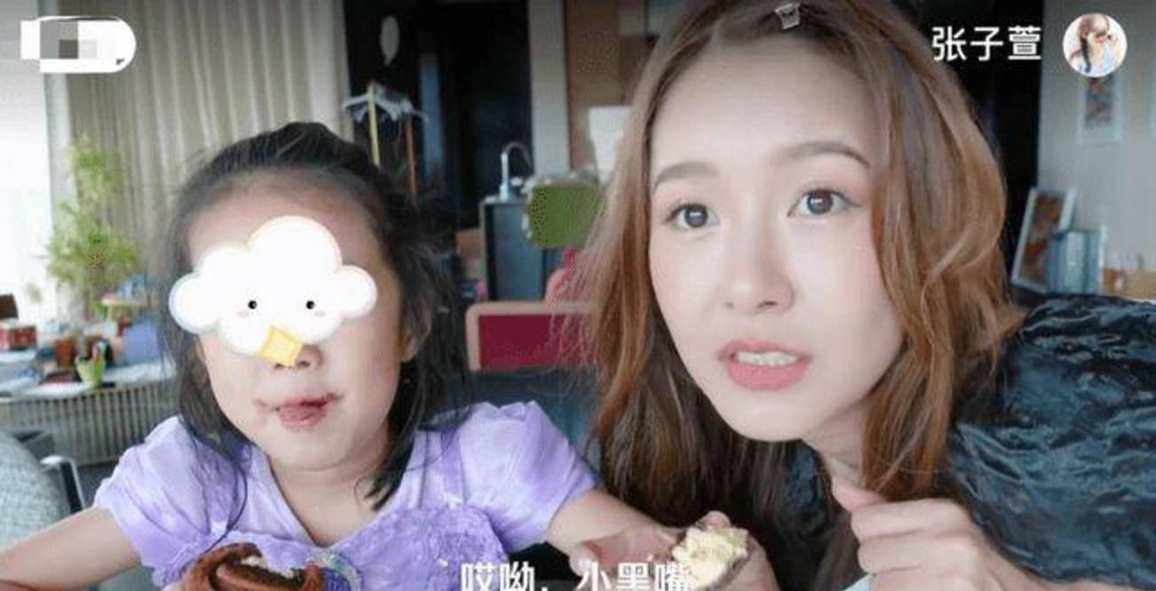 陈赫|陈赫妈妈牵俩孙女逛街，5岁安安打扮似公主，妹妹扎羊角辫太可爱
