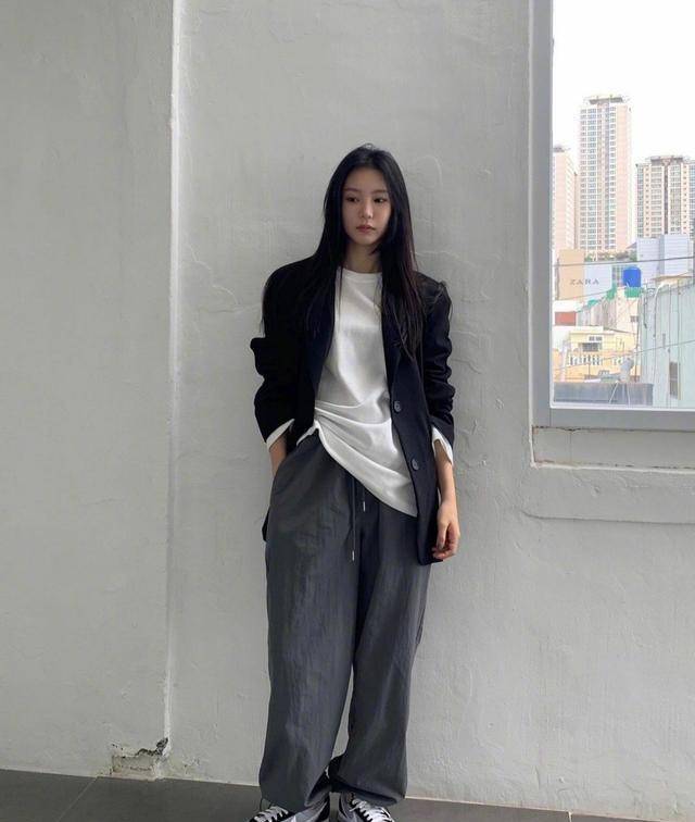 下半身|被这位南韩博主圈粉，“黑白灰”搭配游刃有余，每套都很值得学习