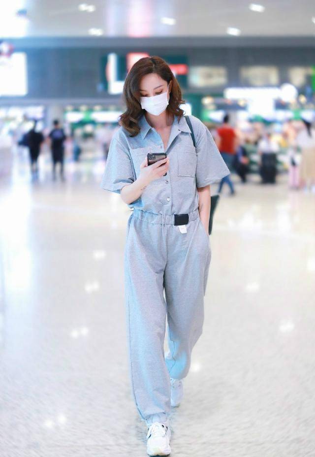 女生|《乘风破浪》郑希怡街拍，穿连体裤单手插兜够飒，就是发型太显老