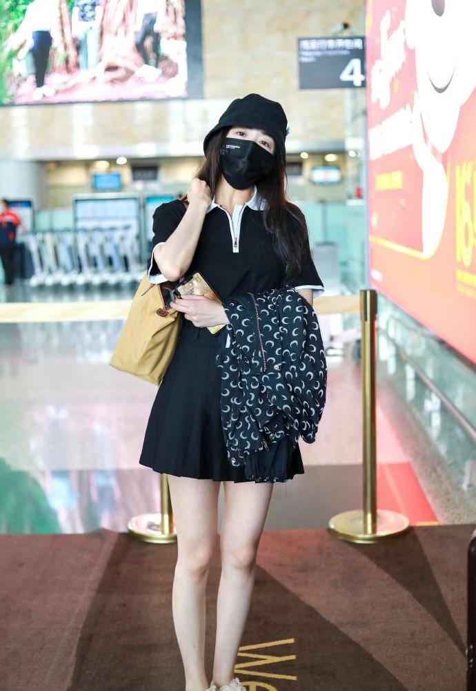 张含韵|被张含韵甜到了，穿法式方领裙像邻家小妹妹，糊咖佟梦实真高攀了