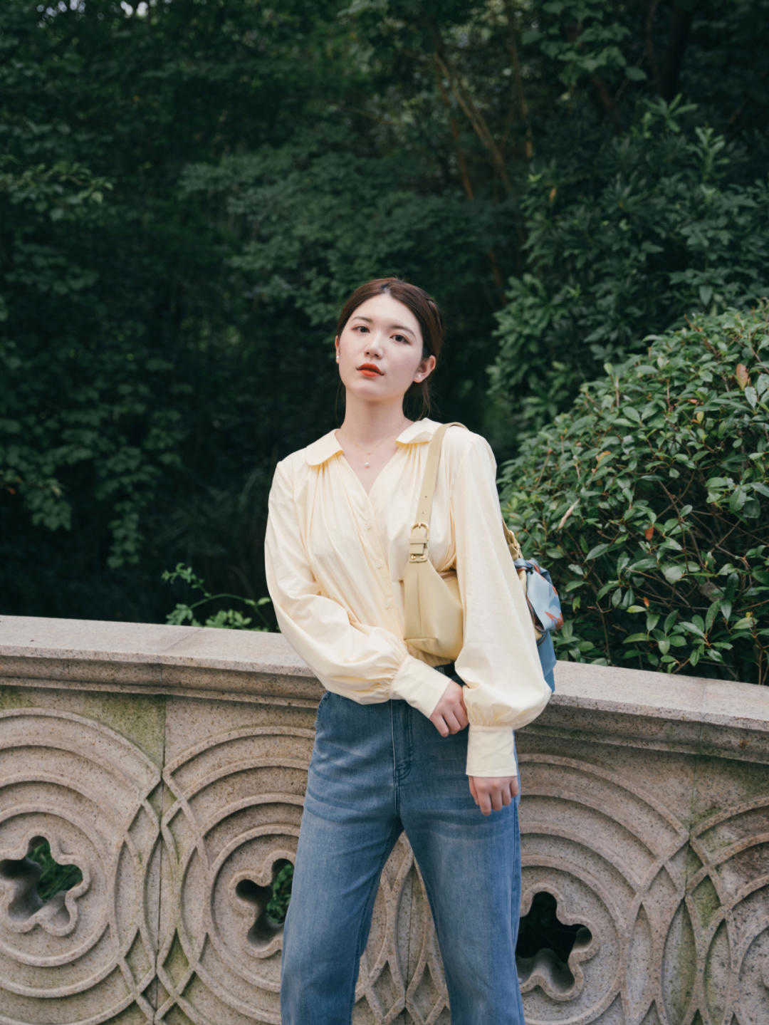 大气|经典大气的初秋穿搭示范，衬衫搭配牛仔裤干练简约，洒脱时髦